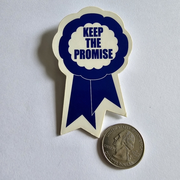 Vintage Keep the Promise pin brooch blue ribbon white plastic jewelry - Picture 6 of 6